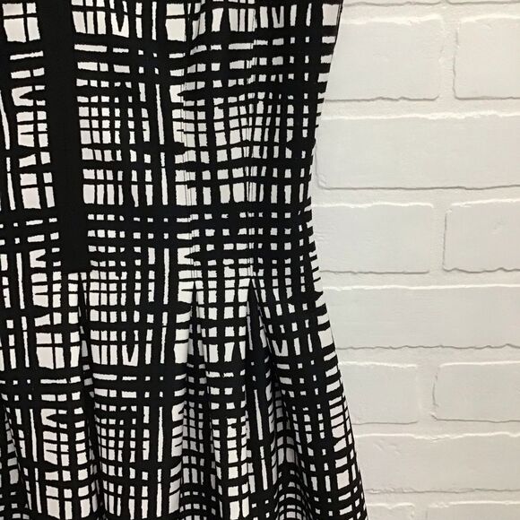 VINCE Camuto sleeveless dress black white pink pockets stretchy material size 4 - Picture 7 of 13